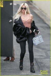 khloe-kardashian-pretty-pink-studio-exit-02.thumb.jpg.5970b18f79e95bf2bf54896f394eeb0f.jpg