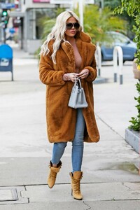 khloe-kardashian-street-style-01-07-2019-9.jpg