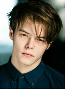 kinopoisk.ru-Charlie-Heaton-2793763.thumb.jpg.d5d7d3e7b939108acd021236f3baafb2.jpg