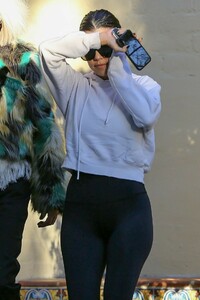 kourtney-kardashian-booty-in-tights-01-03-2019-1.jpg