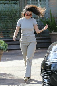 kourtney-kardashian-in-chic-outfit-01-27-2019-0.jpg
