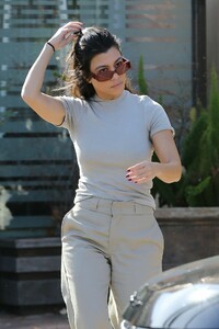 kourtney-kardashian-in-chic-outfit-01-27-2019-3.jpg