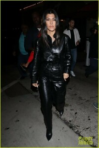 kourtney-kardashian-kicks-off-weekend-family-dinner-07.jpg