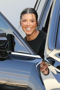 kourtney-kardashian-leaving-a-studio-in-calabasas-01-09-2019-3.jpg