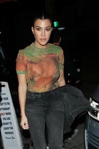 kourtney-kardashian-night-out-style-01-29-2019-2.jpg