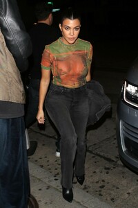 kourtney-kardashian-night-out-style-01-29-2019-4.jpg