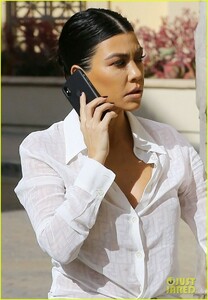 kourtney-kardashian-steps-out-for-lunch-in-calabasas-02.thumb.jpg.b37fcf4fc54dce2d556cbc58e83361ba.jpg