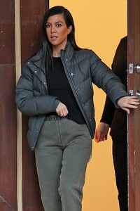 kourtney-kardashian-stops-by-sev-laser-in-calabasas-01-28-2019-1.jpg