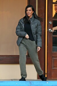 kourtney-kardashian-stops-by-sev-laser-in-calabasas-01-28-2019-12.jpg