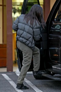 kourtney-kardashian-stops-by-sev-laser-in-calabasas-01-28-2019-3.jpg