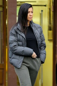 kourtney-kardashian-stops-by-sev-laser-in-calabasas-01-28-2019-4.jpg