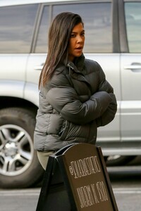 kourtney-kardashian-stops-by-sev-laser-in-calabasas-01-28-2019-7.jpg