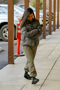 kourtney-kardashian-stops-by-sev-laser-in-calabasas-01-28-2019-8.jpg