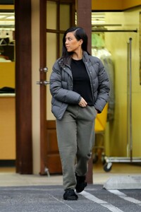 kourtney-kardashian-stops-by-sev-laser-in-calabasas-01-28-2019-9.jpg