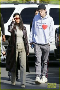 kourtney-kardashian-struts-her-way-to-lunch-in-la-05.jpg