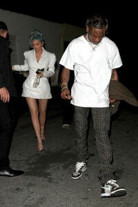 kylie-jenner-heads-to-craig-s-in-west-hollywood-12-31-2018-13.jpg