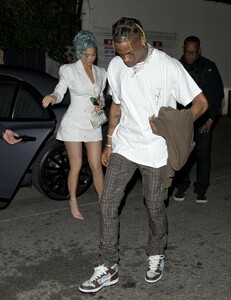 kylie-jenner-heads-to-craig-s-in-west-hollywood-12-31-2018-5.jpg