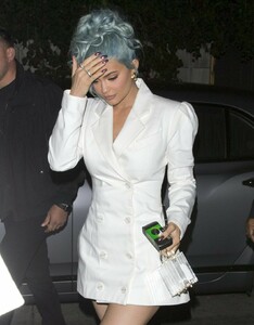 kylie-jenner-heads-to-craig-s-in-west-hollywood-12-31-2018-7.jpg