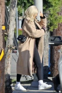 kylie-jenner-in-teddy-faux-fur-coat-01-09-2019-3.jpg