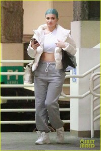kylie-jenner-sports-a-crop-top-for-beverly-hills-shopping-trip-03.jpg