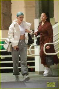 kylie-jenner-sports-a-crop-top-for-beverly-hills-shopping-trip-05.jpg