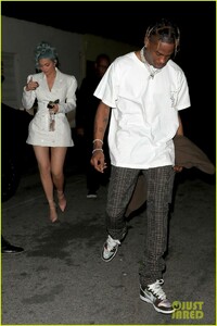 kylie-jenner-travis-scott-new-years-eve-dinner-01.jpg