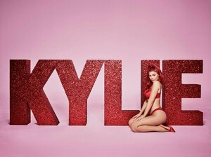 kylie-jenner-valentine-s-collection-campaign-of-her-own-brand-kylie-cosmetics-1.jpg