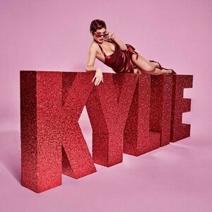 kylie-jenner-valentine-s-collection-campaign-of-her-own-brand-kylie-cosmetics-3.jpg
