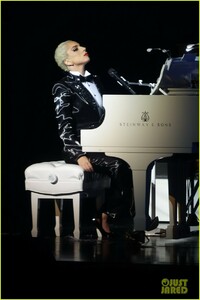 lady-gaga-jazz-and-piano-opening-night-06.jpg