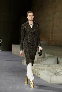 le-defile-chanel-metiers-d039art-2019-photo-21.thumb.jpg.ef98d6f939111b12905dbb8953428a26.jpg