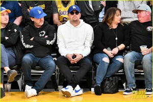leonardo-dicaprio-courtside-at-lakers-game-01.jpg