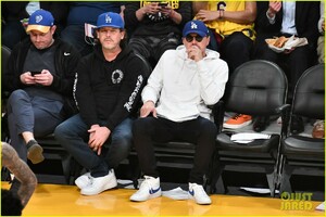 leonardo-dicaprio-courtside-at-lakers-game-02.jpg
