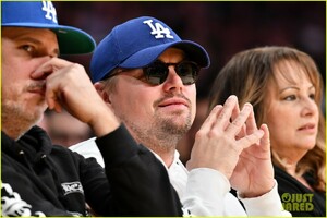 leonardo-dicaprio-courtside-at-lakers-game-03.jpg