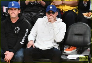 leonardo-dicaprio-courtside-at-lakers-game-04.jpg