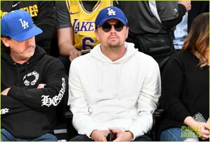 leonardo-dicaprio-courtside-at-lakers-game-05.jpg