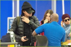 leonardo-dicaprio-jfk-airport-camila-morrone-06.jpg