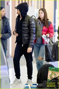 leonardo-dicaprio-jfk-airport-camila-morrone-08.jpg