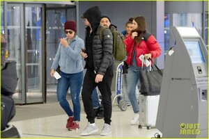 leonardo-dicaprio-jfk-airport-camila-morrone-09.jpg