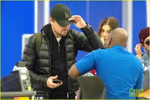 leonardo-dicaprio-jfk-airport-camila-morrone-10.jpg