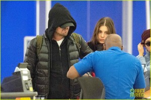 leonardo-dicaprio-jfk-airport-camila-morrone-11.jpg