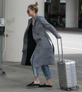 lili-reinhart-and-cole-sprouse-lax-airport-in-la-04-04-2018-2.jpg
