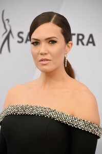 mandy-moore-2019-sag-awards-14.jpg