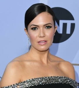 mandy-moore-2019-sag-awards-20.jpg