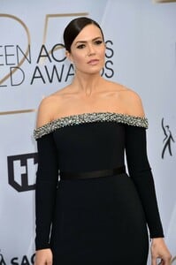 mandy-moore-2019-sag-awards-5.jpg