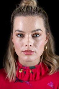 margot-robbie-buzzfeed-uk-january-2019-photoshoot-0.thumb.jpg.483afb70330cc7db49062c560896740c.jpg