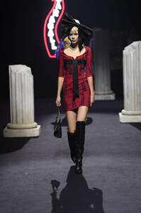 moschino-pf19-024(1).thumb.jpg.c7db30b353b604345460500953994c30.jpg