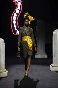 moschino-pf19-03(1).thumb.jpg.632bd23946fd32fd51660cecee63bf41.jpg