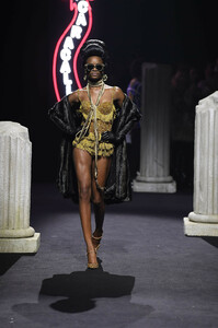 moschino-pf19-044(1).thumb.jpg.5f38567c7b1483914996891c88c8ca6a.jpg