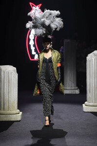 moschino-pf19-065(1).thumb.jpg.abcad3d0e90aca20b0bdef282e1c19f6.jpg