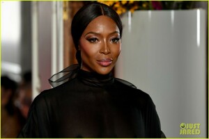 naomi-campbell-sheer-gown-valentino-show-10.jpg